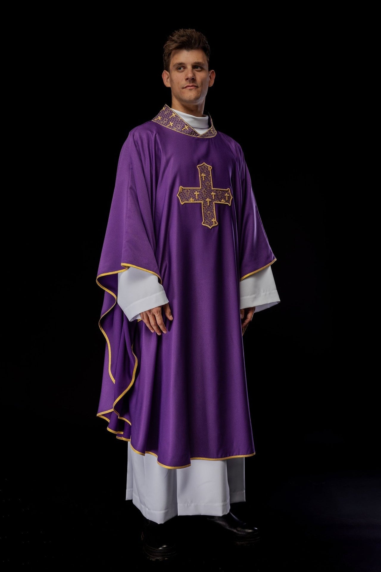 Ornat z bogato haftowanym krzyżem i kołnierzem w kolorze fioletowym