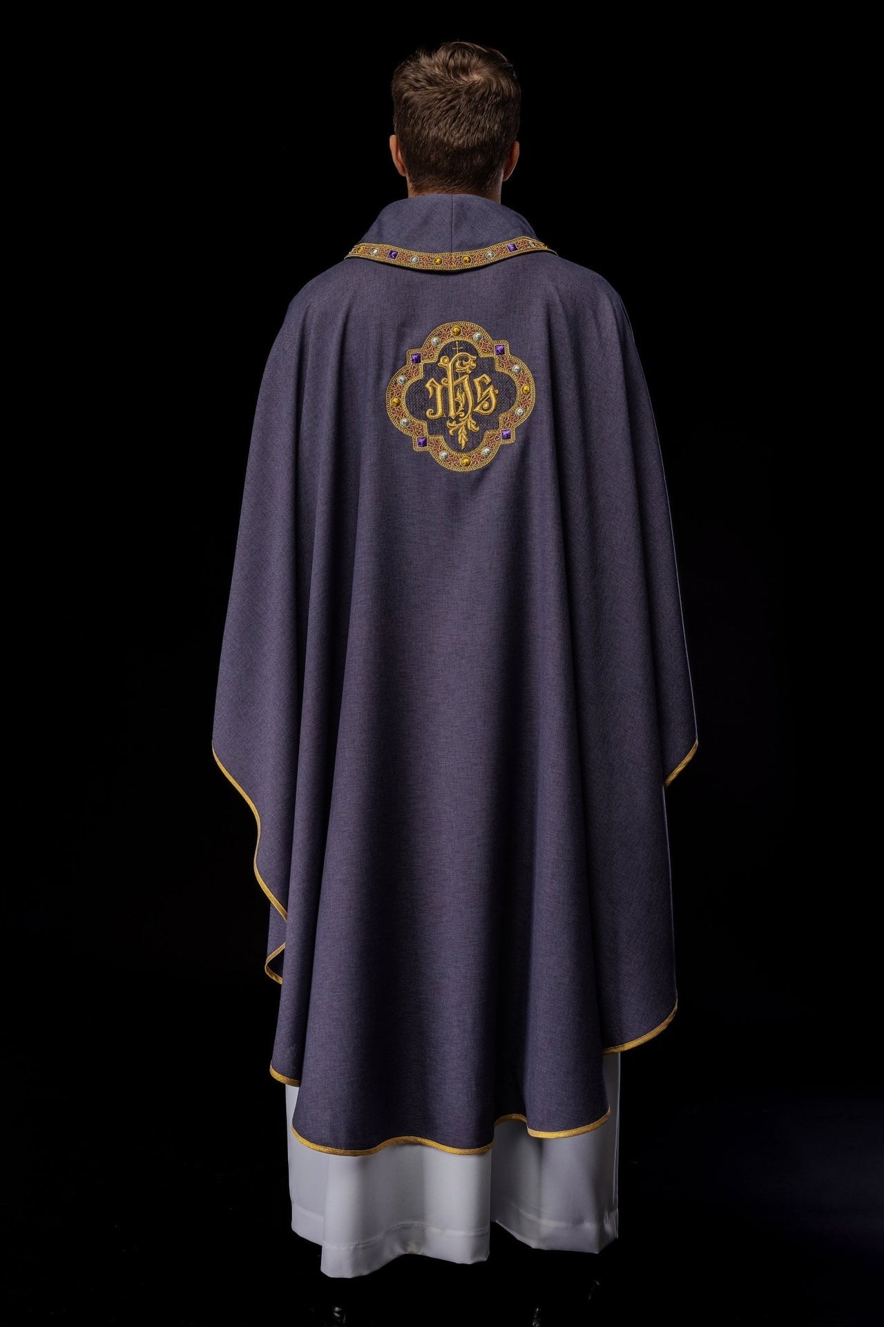 Ornat z bogato haftowanym pasem i lamówką wokół haft IHS I kołnierza w kolorze fioletowym