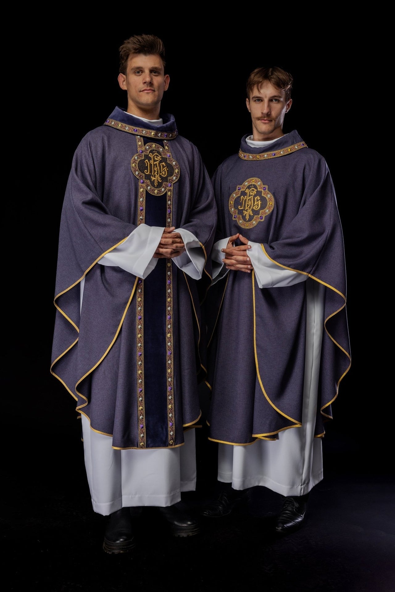 Ornat z bogato haftowanym pasem i lamówką wokół haft IHS I kołnierza w kolorze fioletowym