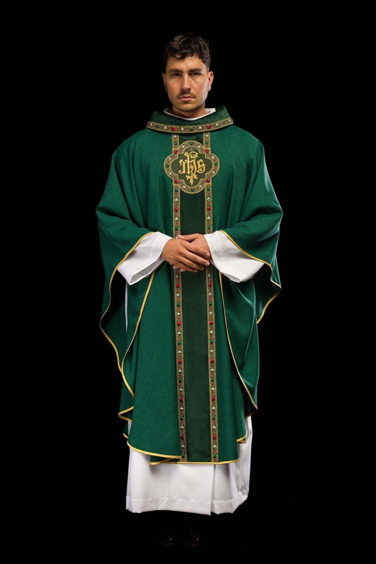 Ornat z bogato haftowanym pasem i lamówką wokół haft IHS I kołnierza w kolorze zielonym