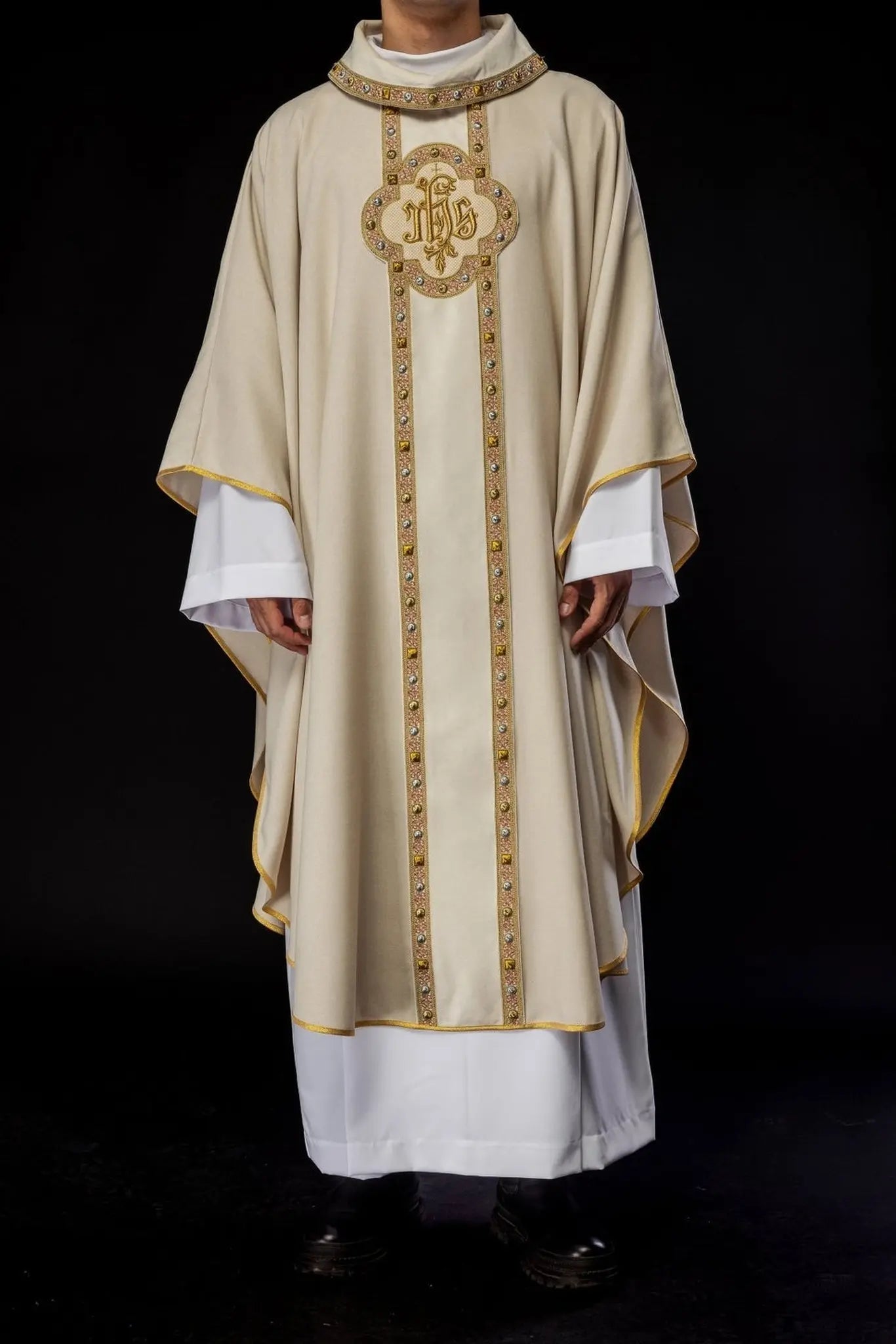 Chasuble with richly embroidered belt and piping around IHS embroidery and collar in ecru color