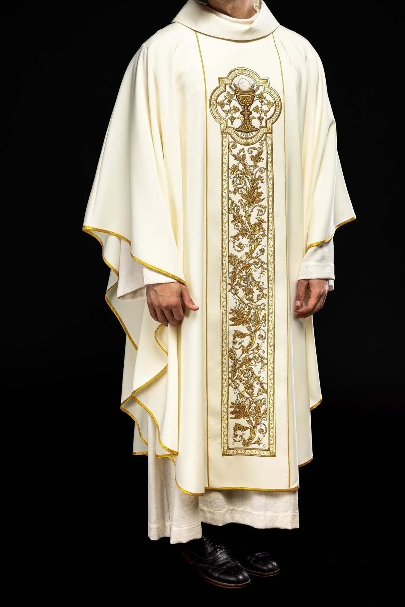 Chasuble with embroidery of the Eucharistic chalice in ecru