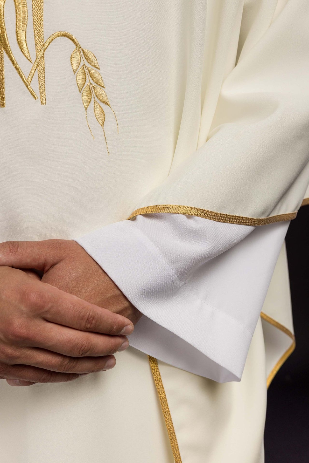 Ornat z haftem Krzyża w kolorze ecru