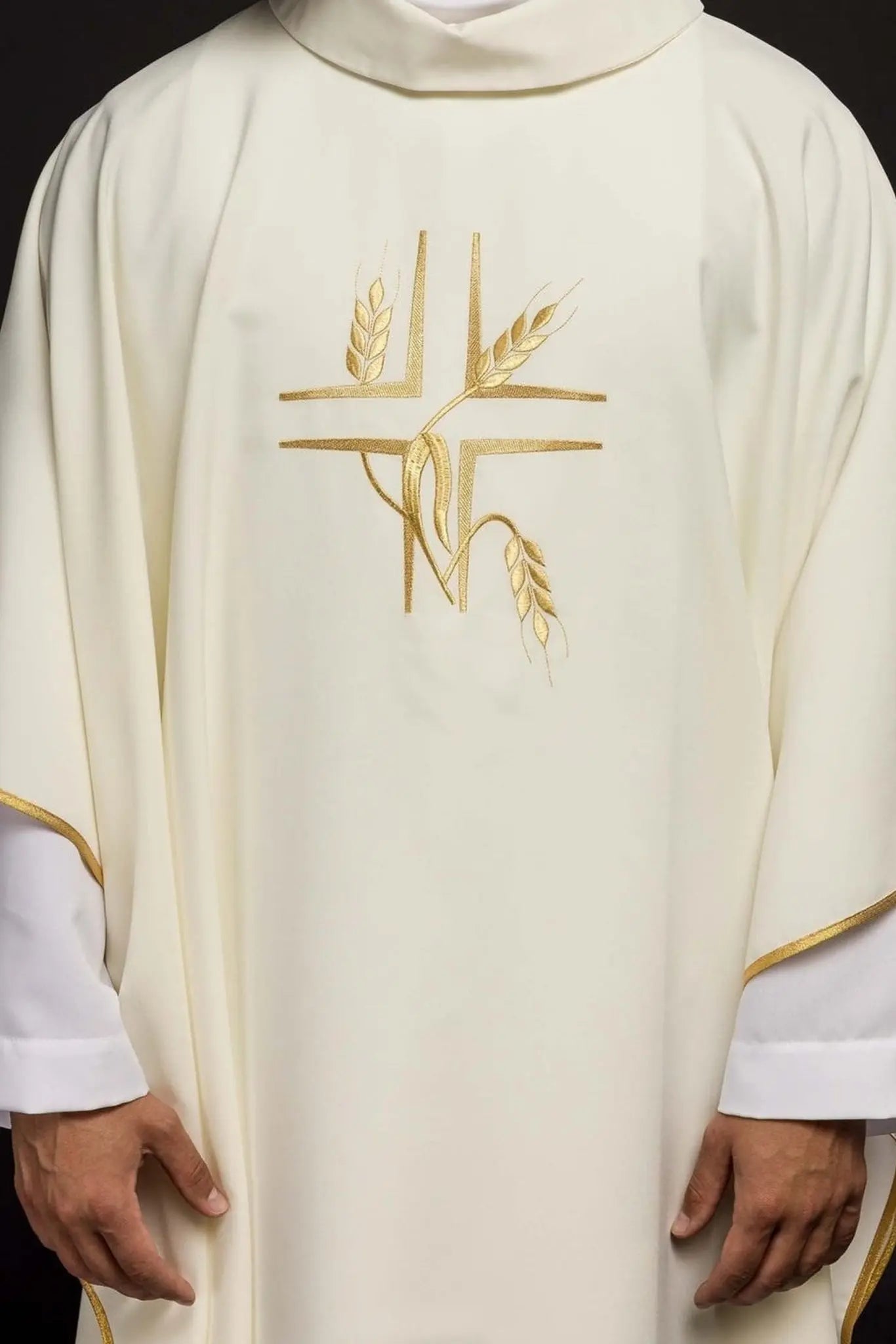 Chasuble with embroidery of the Cross in ecru