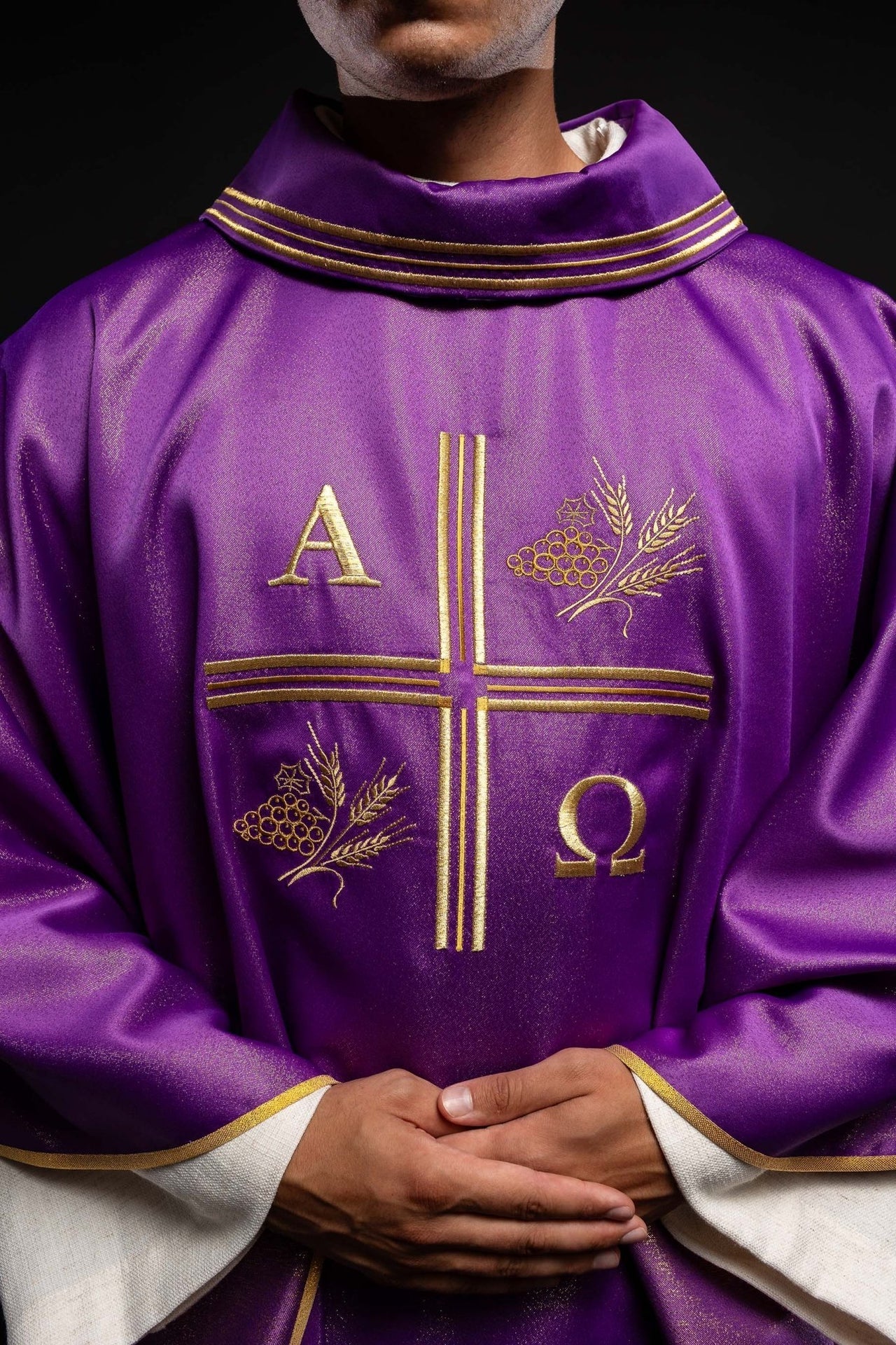Ornat z haftowanym krzyżem, motywami Alfa i Omegi oraz kłosów w kolorze fioletowym