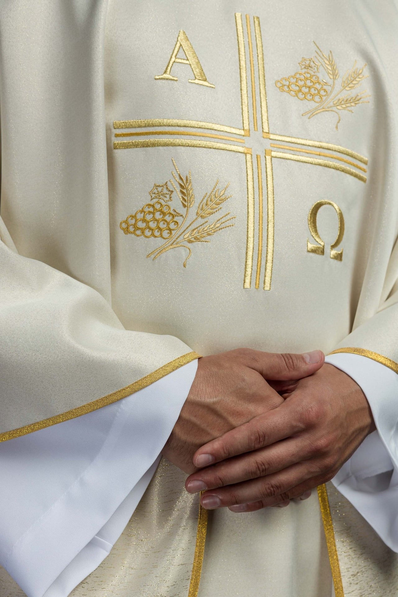 Ornat z haftowanym krzyżem oraz motywami Alfa i Omegi i kłosów w kolorze ecru