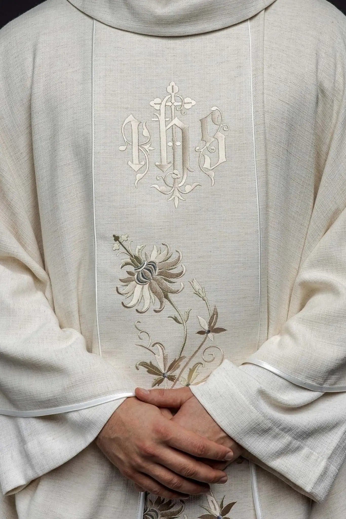 Chasuble with embroidered IHS pattern ecru