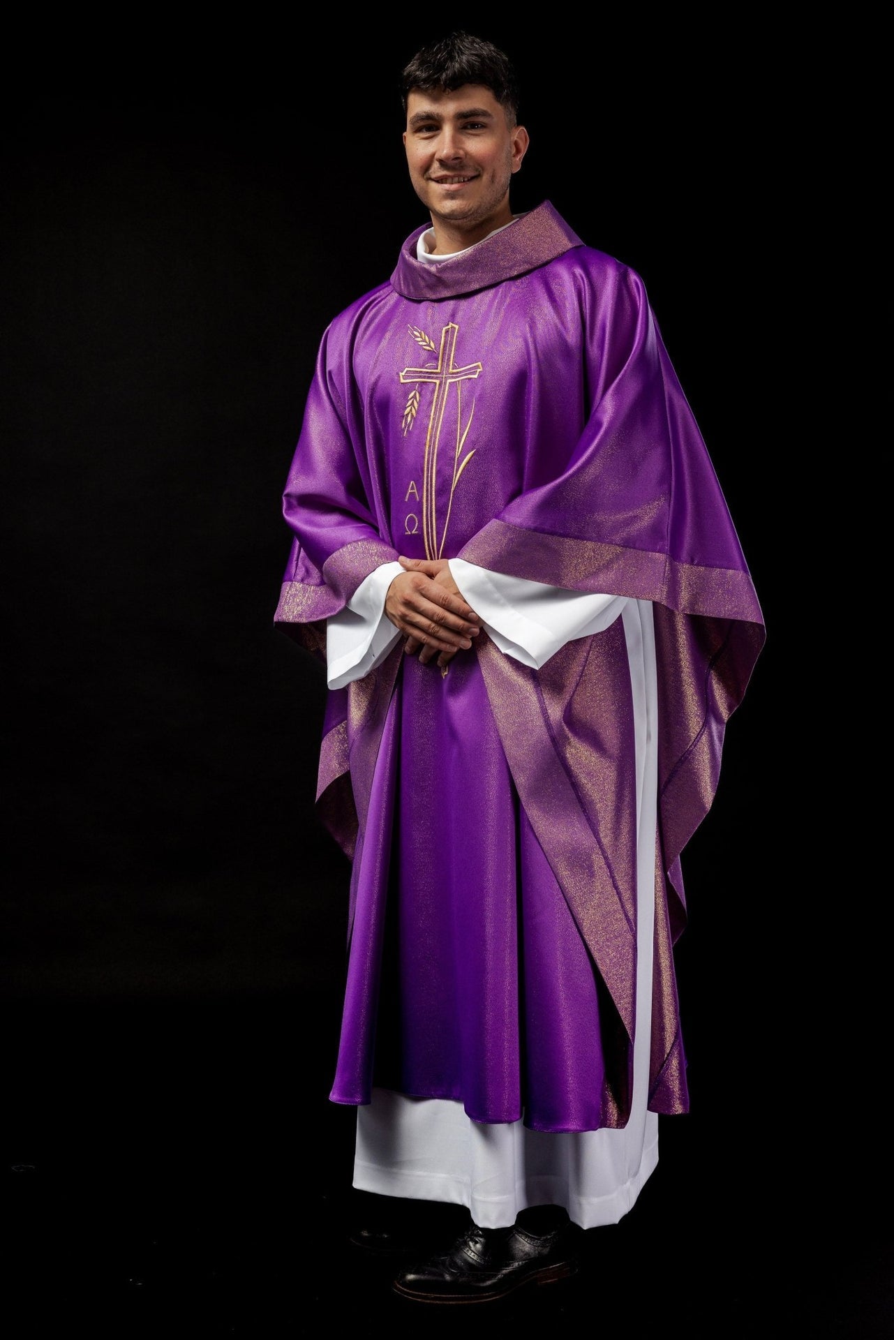 Ornat z motywem krzyża i kłosa w kolorze fioletowym