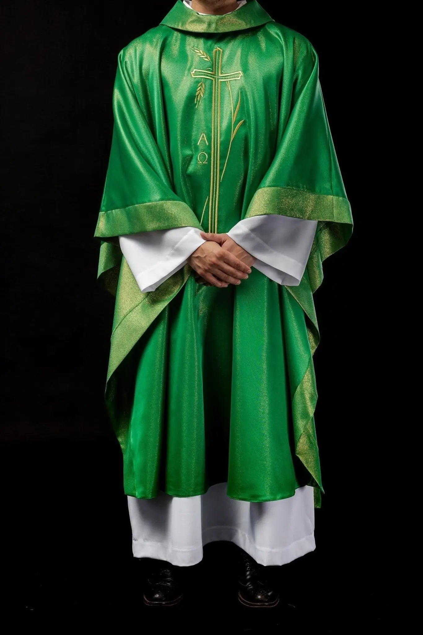 Chasuble with cross and ear motif in green color
