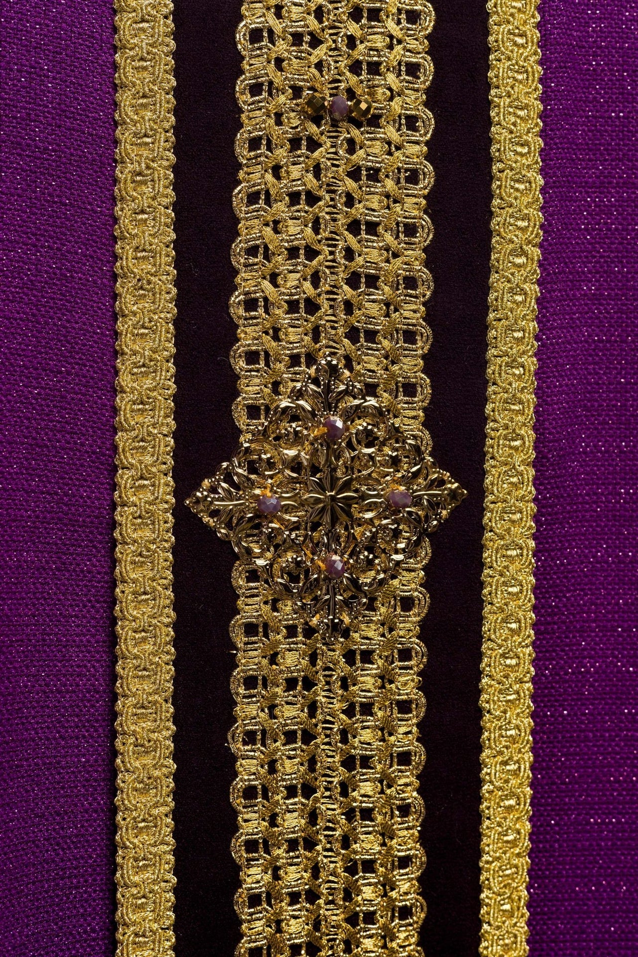 Ręcznie wykonany ornat z naturalnymi kamieniami Handmade 7001