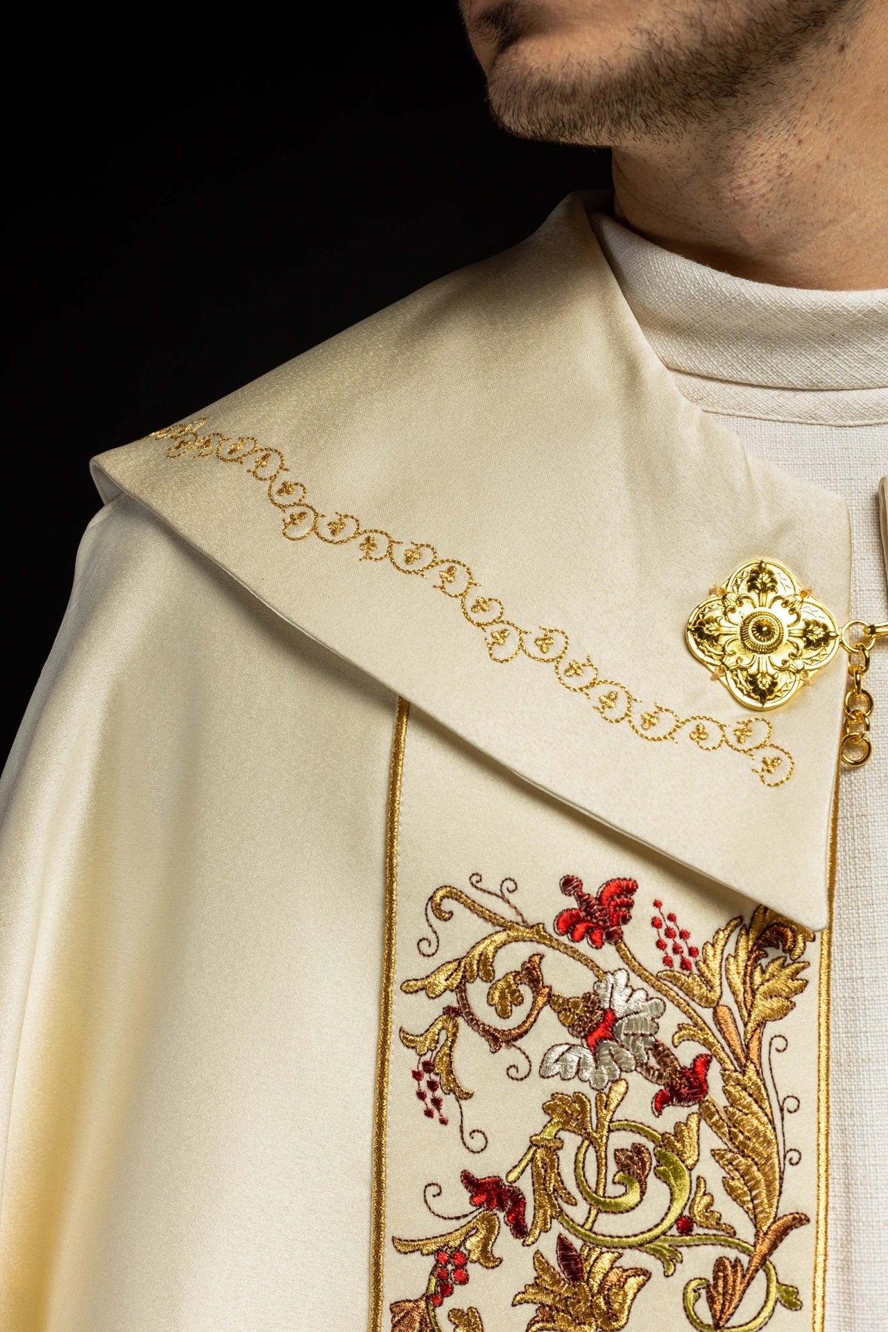 Satynowa kapa liturgiczna ecru z haftowanym złotym IHS