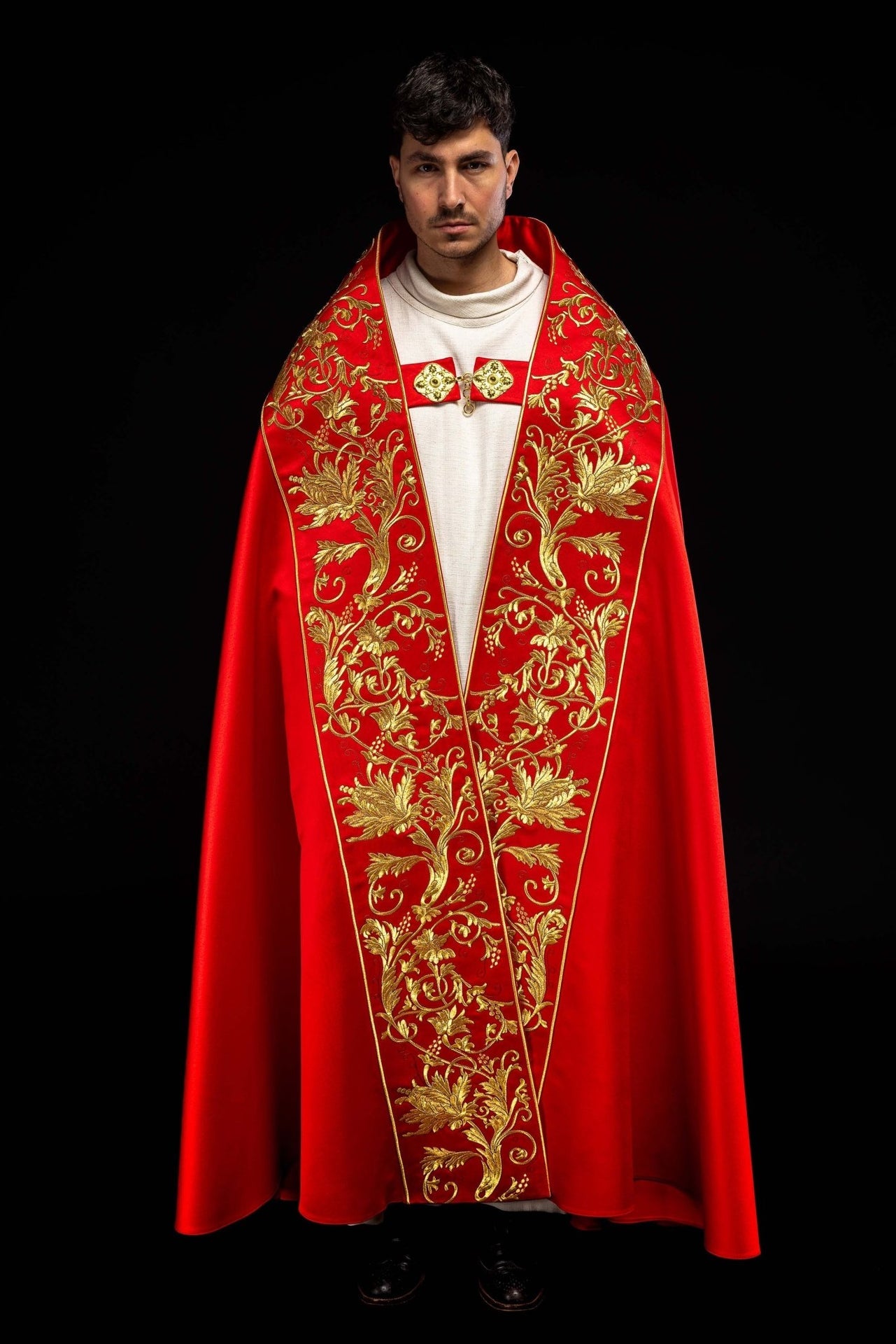 Satynowa kapa rzymska czerwona z haftowanym sercem Pana Jezusa