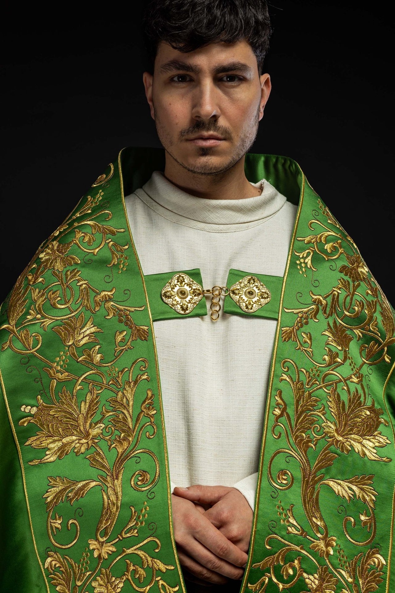 Satynowa kapa rzymska zielona z haftowanym sercem Pana Jezusa