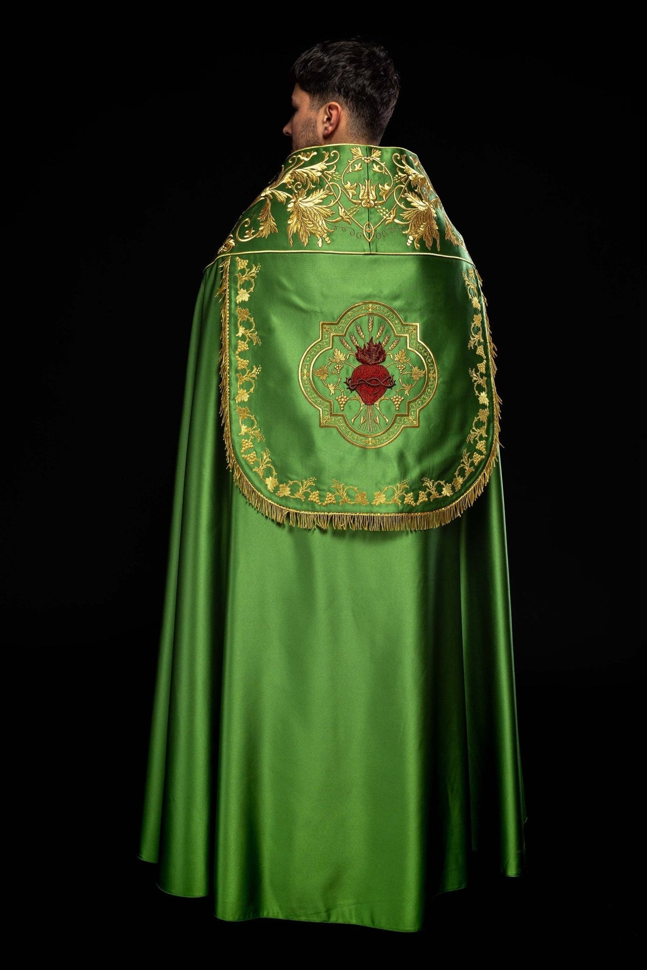 Satynowa kapa rzymska zielona z haftowanym sercem Pana Jezusa