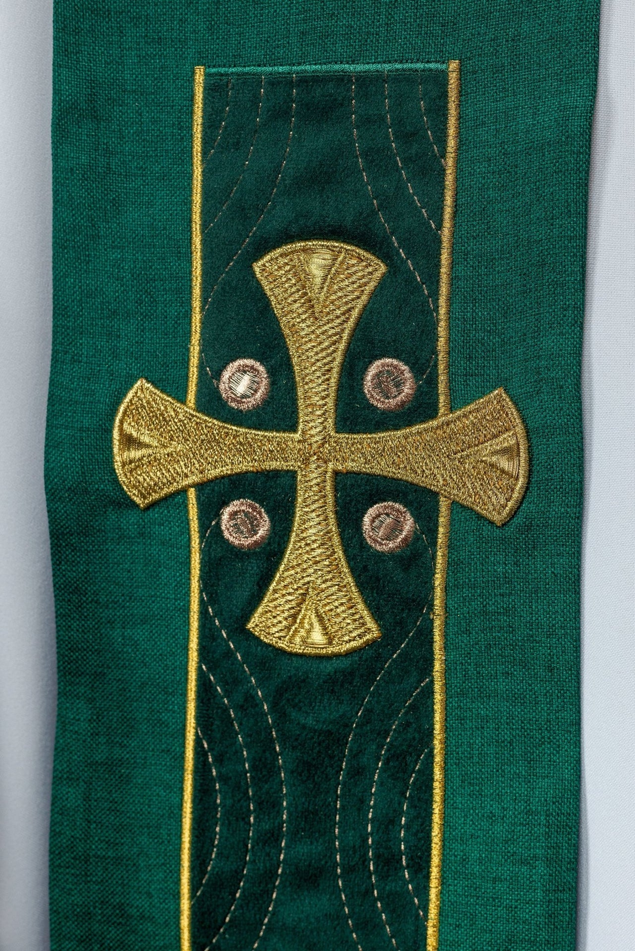 Stuła haftowana z krzyżami zielona