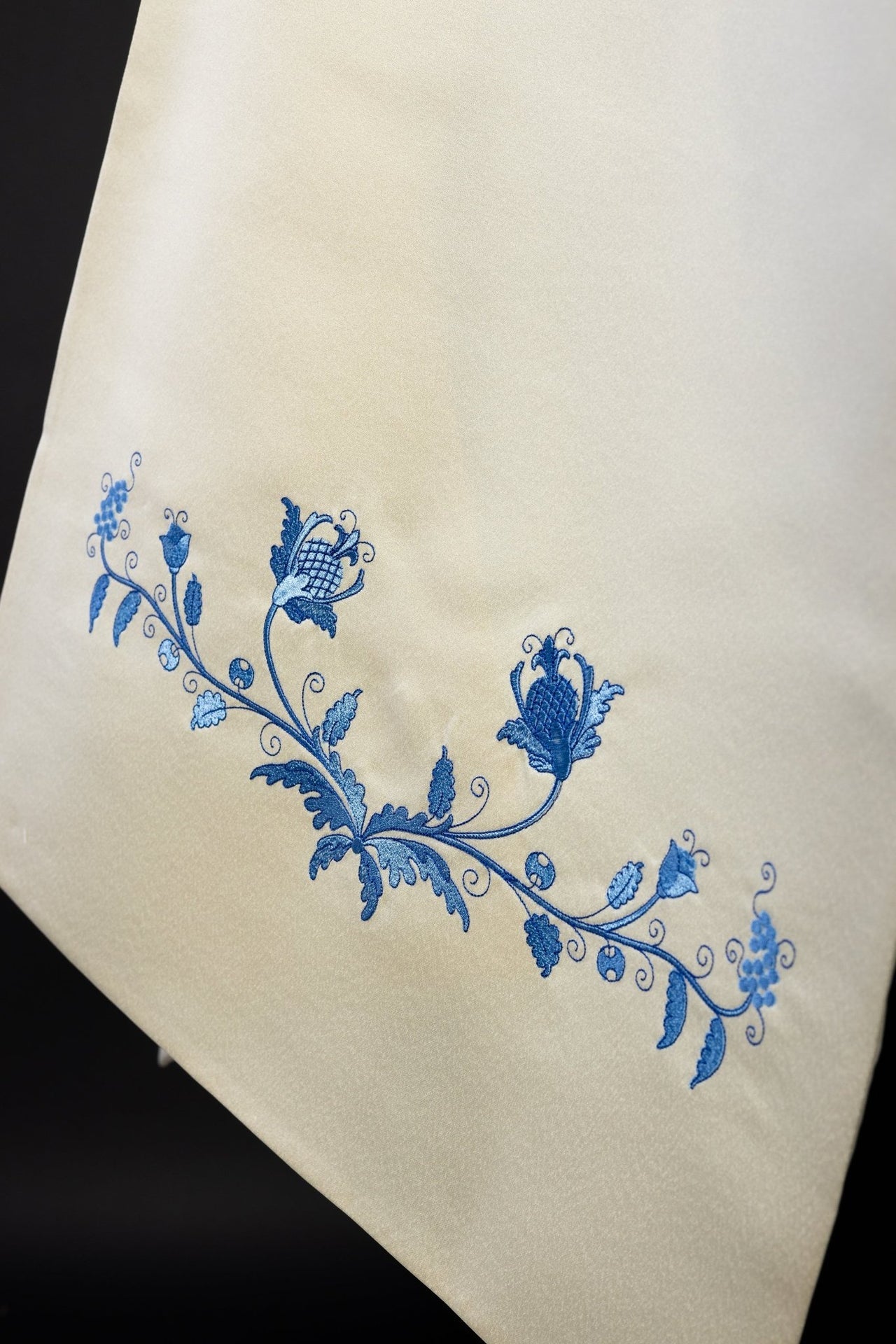 Welon haftowany z motywem Maryjnym w kolorze ecru