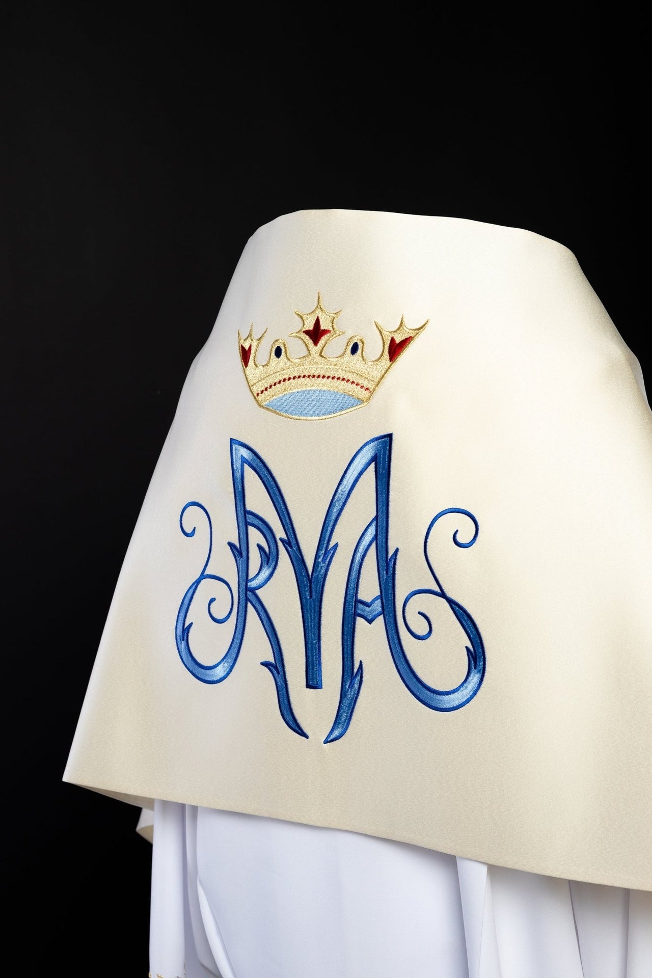 Welon haftowany z motywem Maryjnym w kolorze ecru