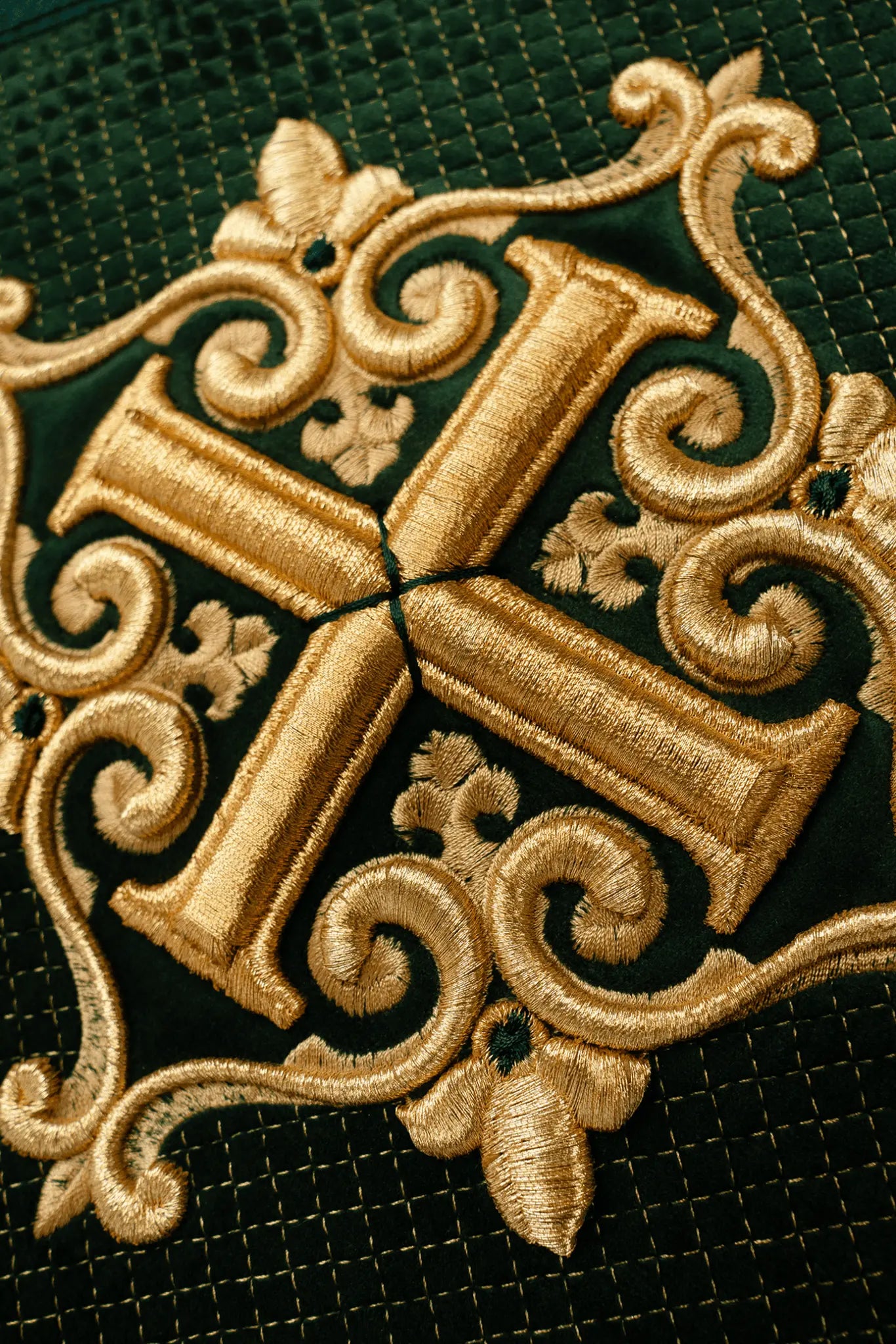 Napkin with embroidered cross for lectionary Green velvet