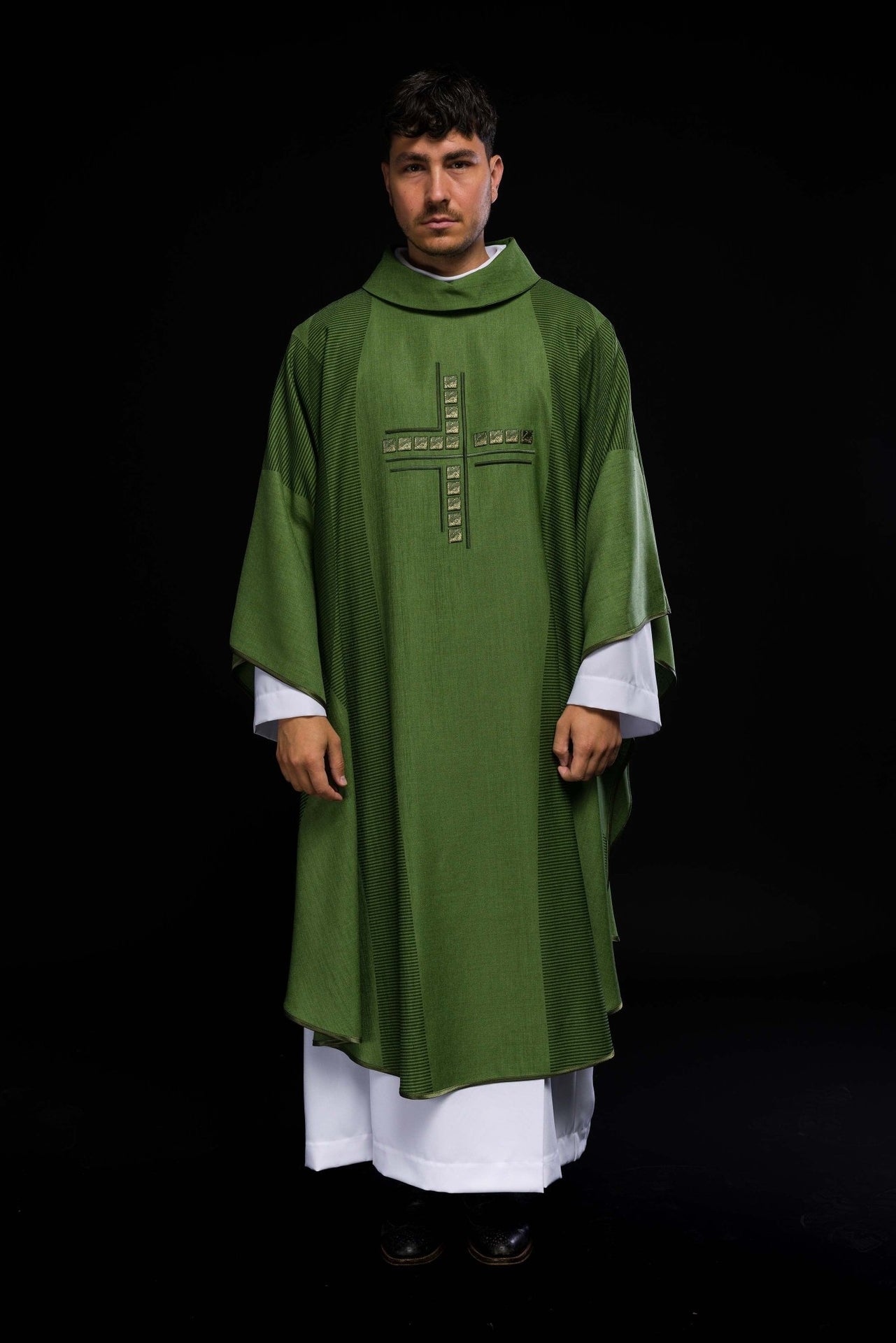 Zielony ornat liturgiczny z krzyżem