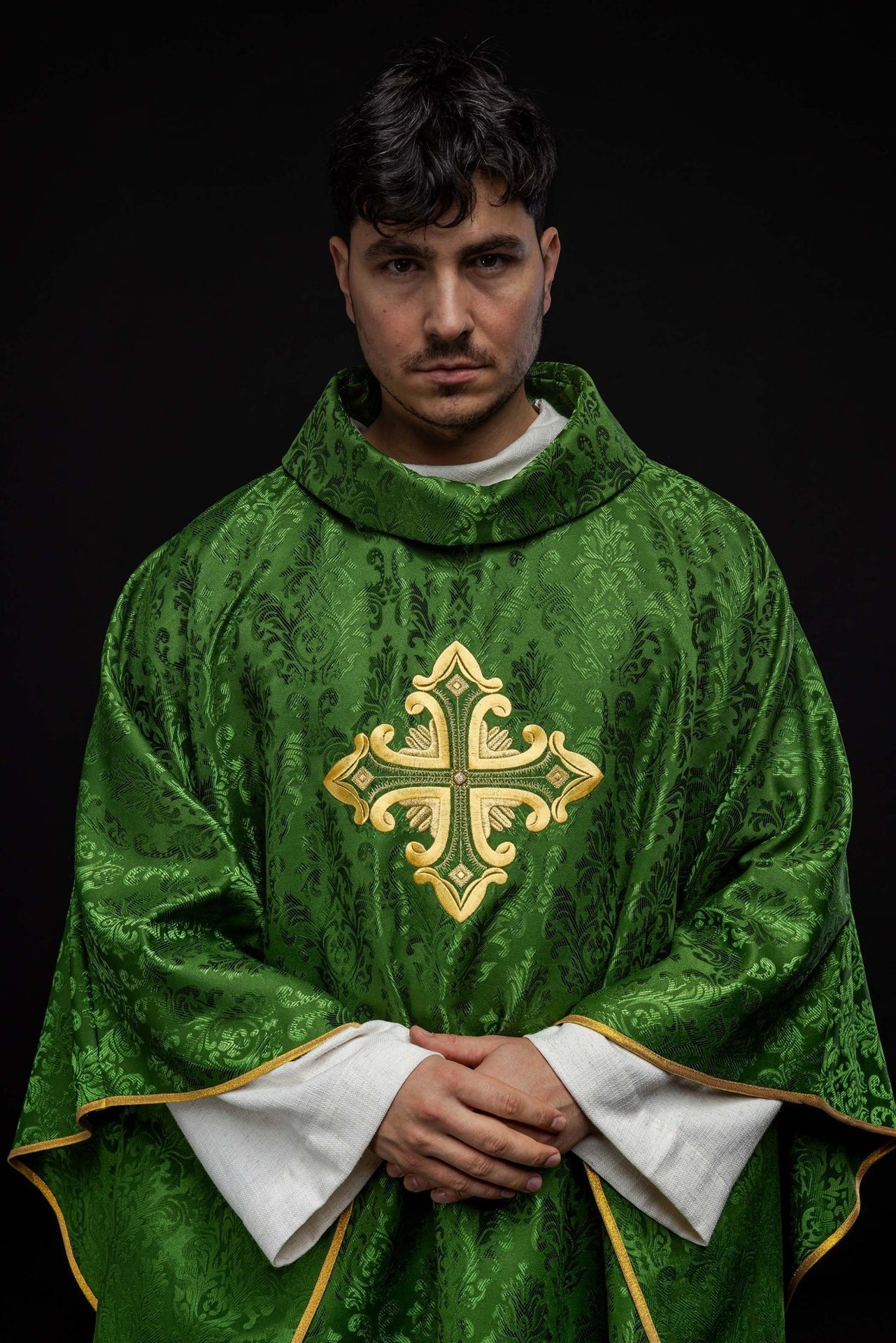 Zielony ornat z krzyżem uszyty z wzorzystej tkaniny