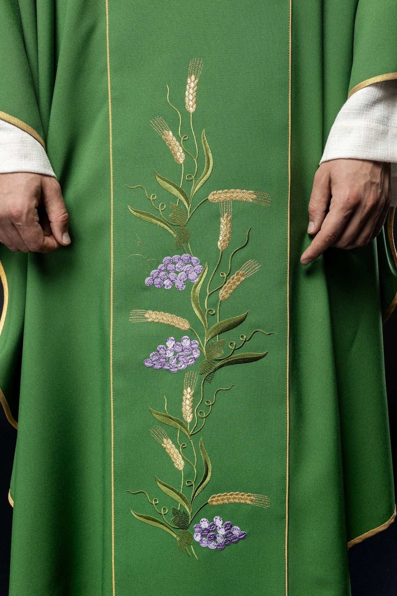 Zielony ornat z zdobionym złotym pasem w IHS i kłosy