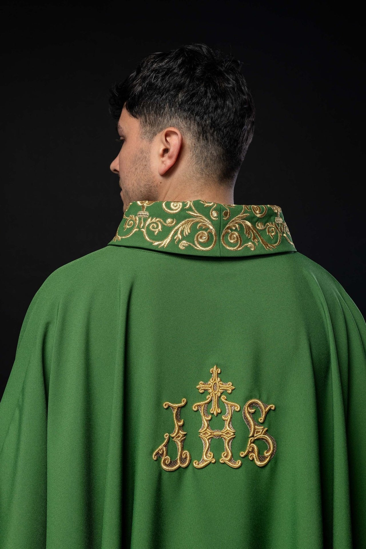 Zielony ornat z złotym haftem IHS i ozdobnym wykończeniem